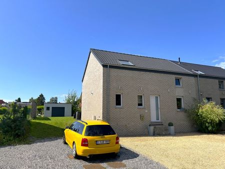 maison récente avec jardin et garage