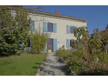 maison de village en pierres avec gite  dépendances et jardin