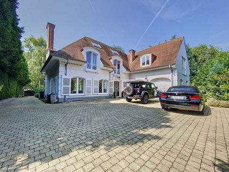 sublime villa de 500 m²  6 ch  jardin et garages