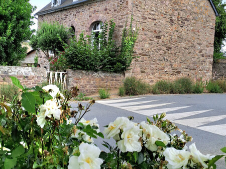 maison bretonne en pierres  sur jardin clos