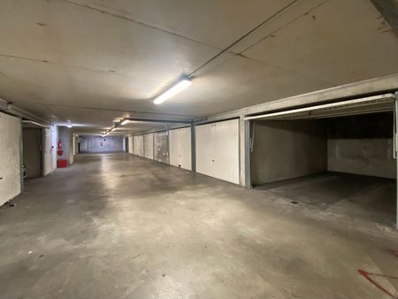 à louer - box / parking fermé de 17m2 - rue jules moulet 13006 marseille