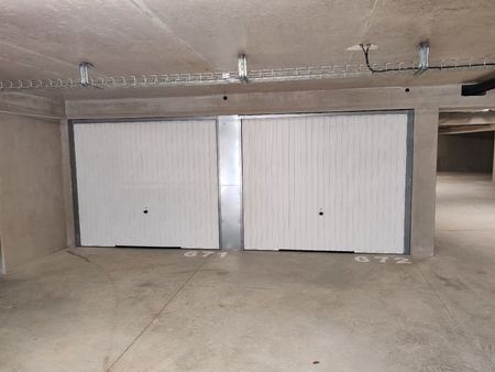 double garage (largeur) en sous-sol sécurisé