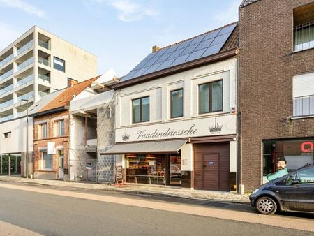 maison spacieuse et robuste avec potentiel au centre de ware