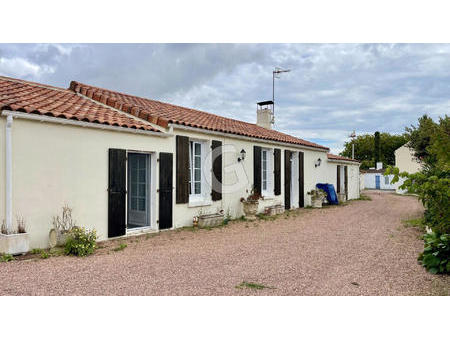 vente maison à grues (85580) : à vendre / 136m² grues