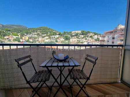 trois pièces avec joli balcon  dans immeuble contemporain au centre de carnolés