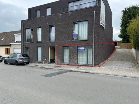 multi-functioneel gelijkvloers appartement. goeie commerciële ligging !