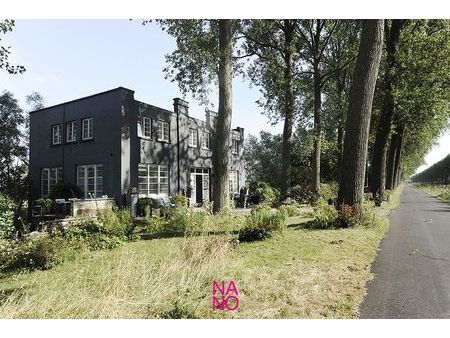 vivre sur le damse vaart : cette maison unique est située...