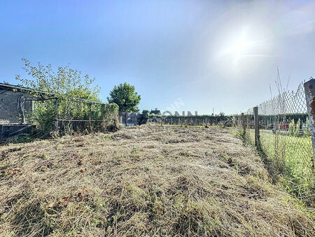 a vendre terrain constructible d'environ 400 m² non viabilisé en plein bourg de gené  comm