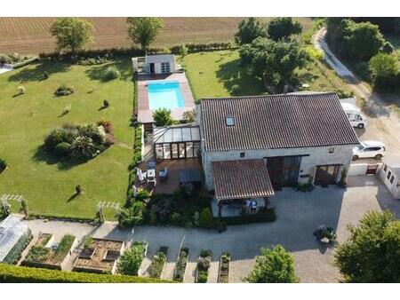 maison magnifiquement rénovée avec vues panoramiques  une superbe piscine et un jardin exq