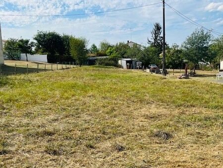 terrain à bâtir de 800 m² à la roche-chalais (24)