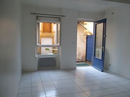 charlieu f3 duplex avec cour privée centre ville