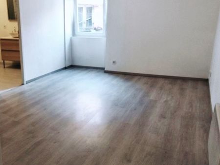 a louer charmant studio lumineux au 1er étage avec u local privé de 30 m2