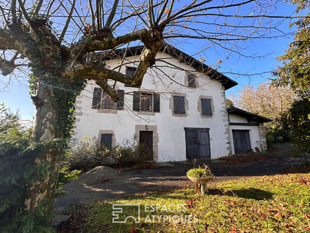 plateau avec jardin  dans une ferme basque historique