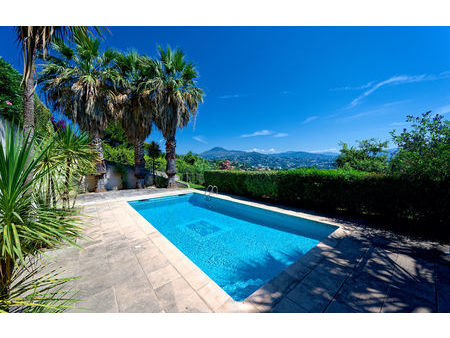 nice  maison 8 pièces 240 m2 sur 2500m² de terrain  piscine  vue mer et montagne.