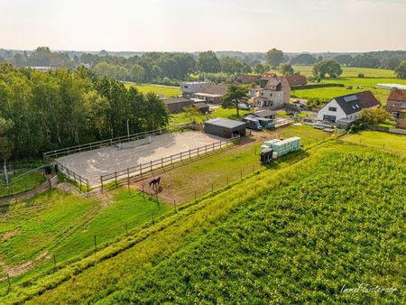 maison semi-ouverte avec des écuries  une piste et des prai