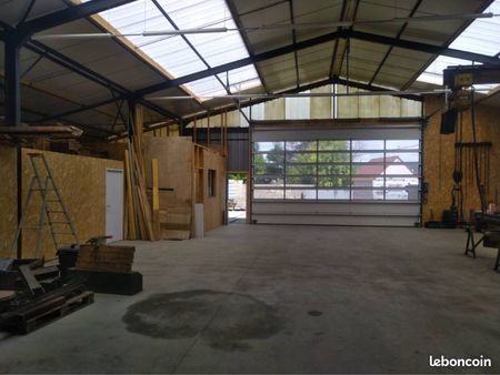 dépot isolé 500m2 + studio + courres clorurées