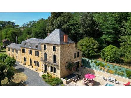 secteur sarlat  maison bourgeoise  2 gîtes  piscine et 5 granges sur 1.7ha.