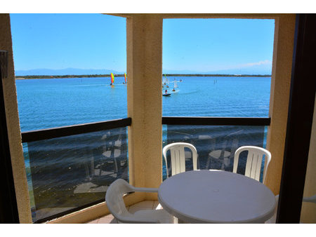 studio cabine avec une vue incroyablesur le lac marin et la