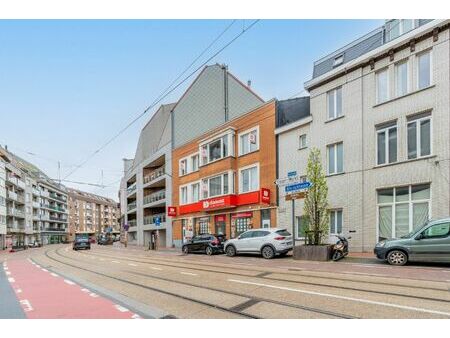 opbrengsteigendom met lopende handelshuur + 2 appartementen