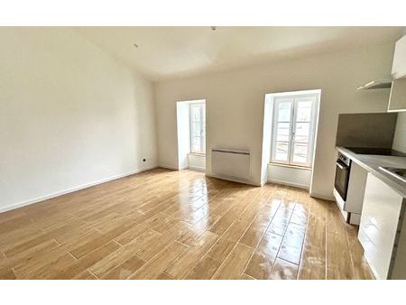 location appartement  m² t-2 à saint-jean-d'angély  710 €