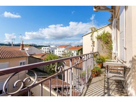 appartement ancien en dernier étage rénové avec goût  balcon et vue dégagée