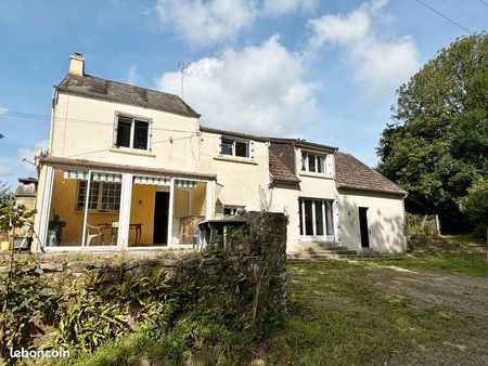 maison à la campagne avec petit bois