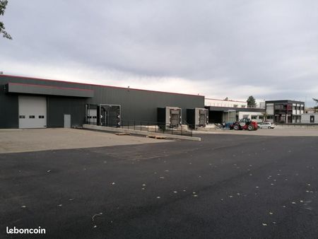 local industriel 4 897 m²