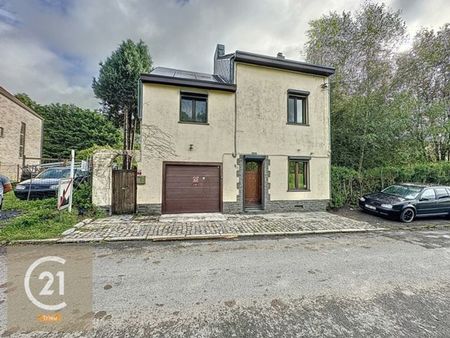 grande maison de 5 chambres avec garage  terrasse et jardin.