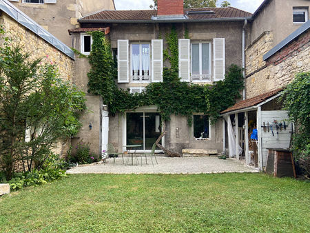 nevers centre ville  ravissante maison ancienne et son petit jardin clos de mur....