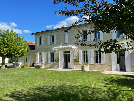 emplacement priviligé! magnifique demeure en pierre  grand jardin avec piscine  dépendance