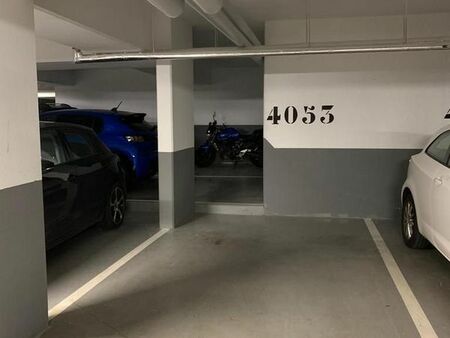 parking avec un bip au sous-sol d'un immeuble récent