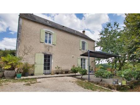 nord sarlat - ancien corps de ferme rénové avec dépendances et terrain