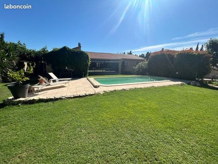 maison de plain pied de 150 m2 avec piscine