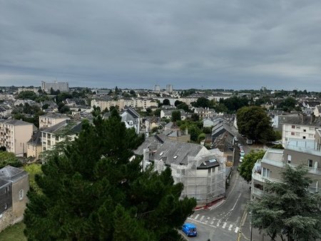 appartement t3 au dernier étage d'une résidence lavalloise