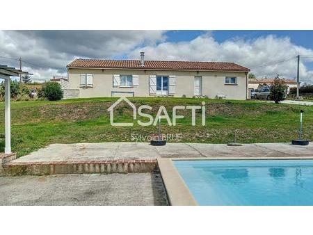 maison traditionnelle dans hameau calme et reposant