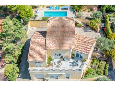 maison traditionnelle avec piscine et vue dégagée