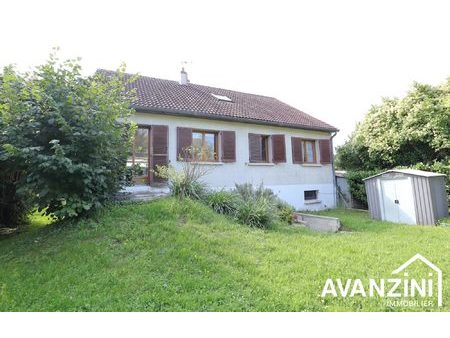 maison sur sous-sol total avec garage et jardin.