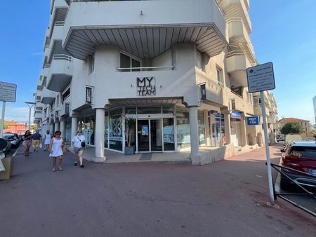 a louer  centre ville antibes  local commercial 160 m² env. + 3 parkings