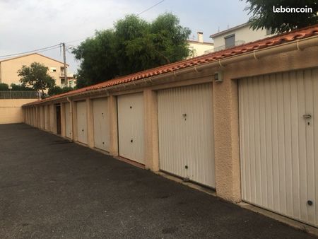 location garage avec éclairage et prise électrique