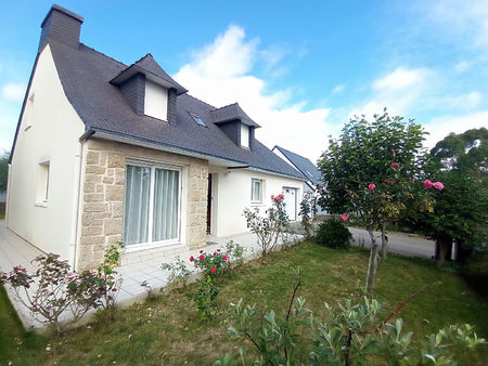 maison à brech avec vie de plain pied  3 chambres et un bureau.