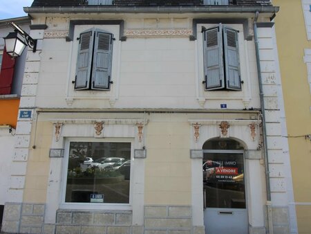 pontacq  a vendre immeuble de 130m² composé d'un appartement et d'un local commercial