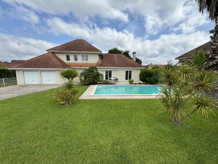 exclusivité haut de lescar  maison vie de plain-pied avec 5 chambres et piscine