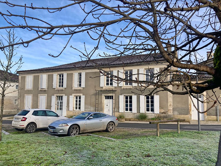 cette belle maison est située en plein centre d'un village recherché avec tous ses petits 