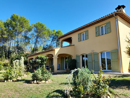 cotignac  propriété au calme absolu avec vue  grand terrain arboré et piscine.