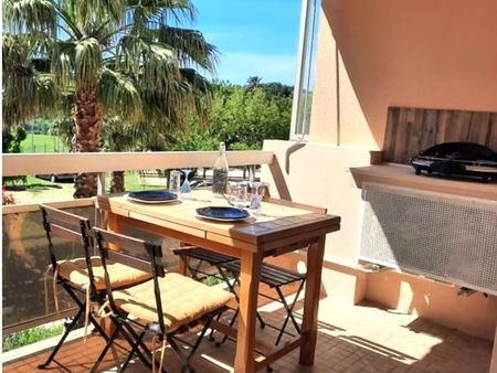 le lavandou var vente beau studio cabine 23m2 + 7 m2 de terrasse. idealement situe a 350m 