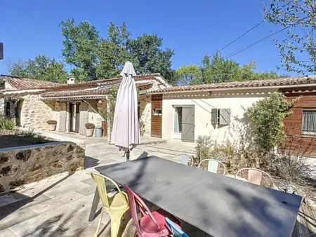 maison en pierre avec piscine