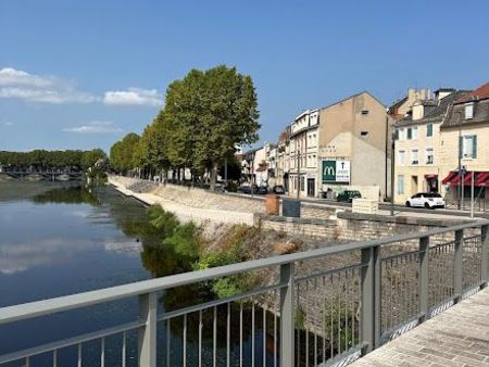 loue local commercial ou bureaux centre ville montluçon