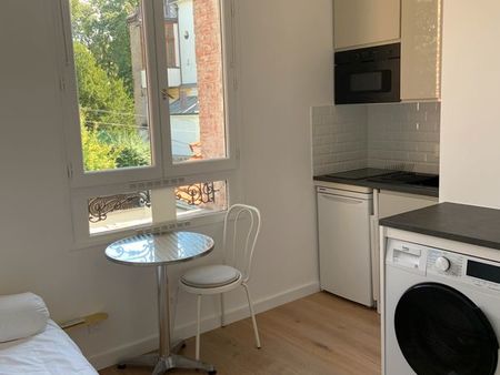 studette meublée de 11 m² refaite à neufu2028450 euros charges comprises