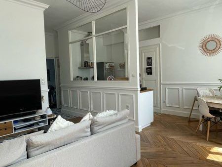 appartement t3 rénové avec cour privative et stationnement