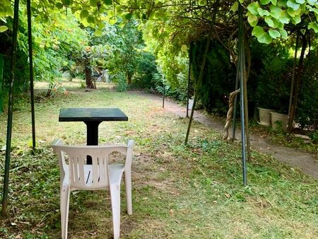 maison avec un très grand garage et un jardin de charme sans vis à vis  en zone pavillonna